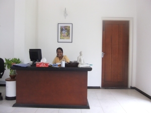 Notre secretaire au bureau de Colombo